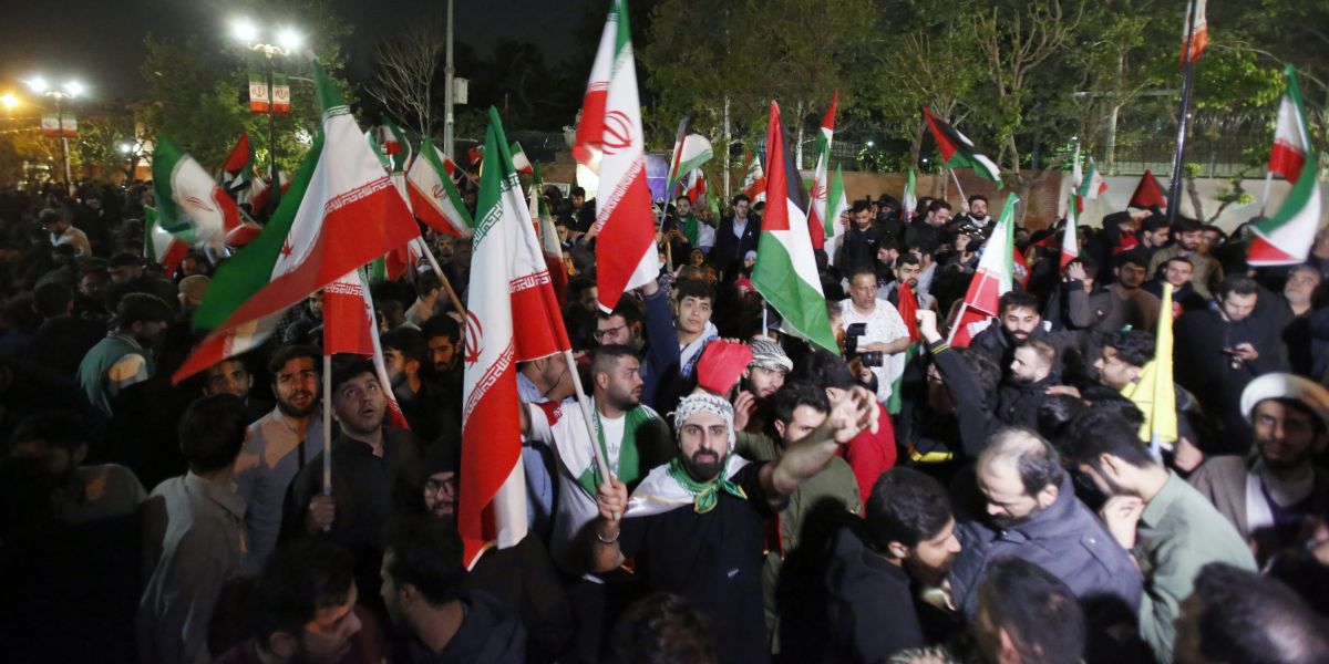 Betogers in Iran na de raketaanval. Foto: ANP