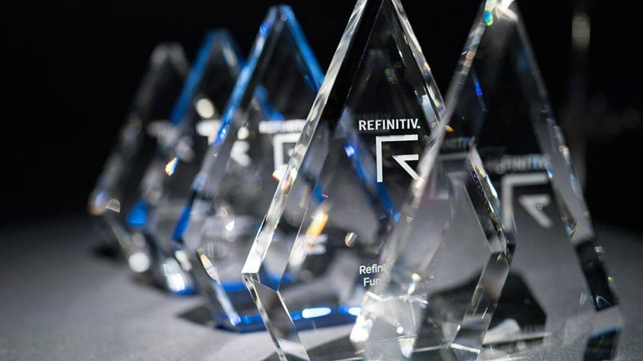 Close-up van de crystallen, driehoekige trofeeën van de Lipper Fund Awards