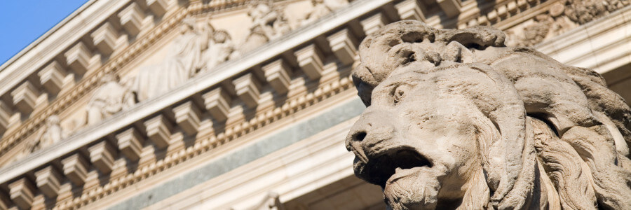 close up van een van de leeuwen standbeelden voor het belgische beursgebouw