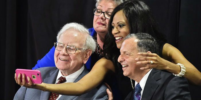 Buffett legt uit waarom je geen aandelen moet kopen met geleend geld
