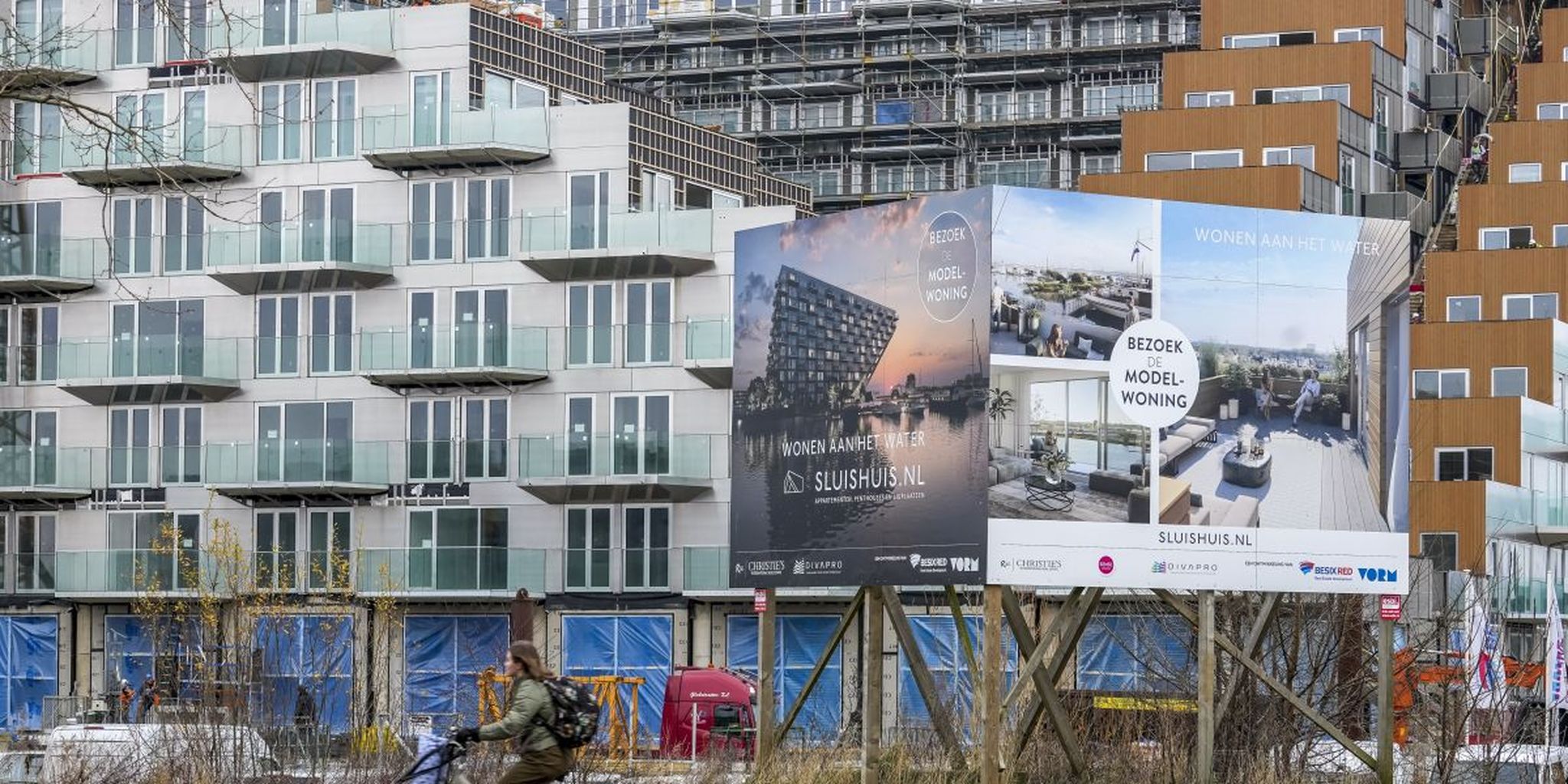 Verkoop Nederlandse nieuwbouwwoningen halveert opnieuw