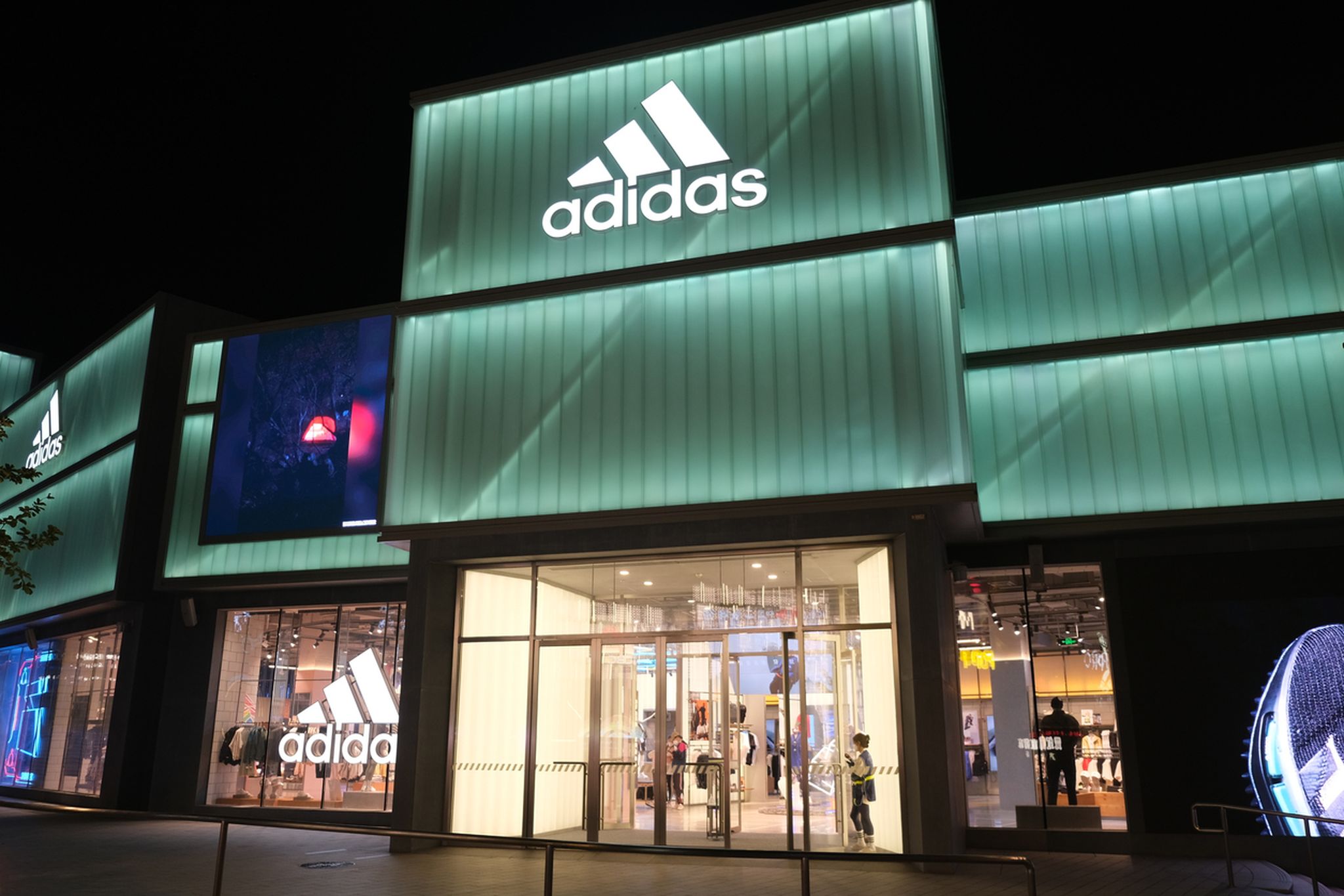 Handelsmerk mager pik Adidas breekt door opgehoogd steunpunt | Tostrams.nl