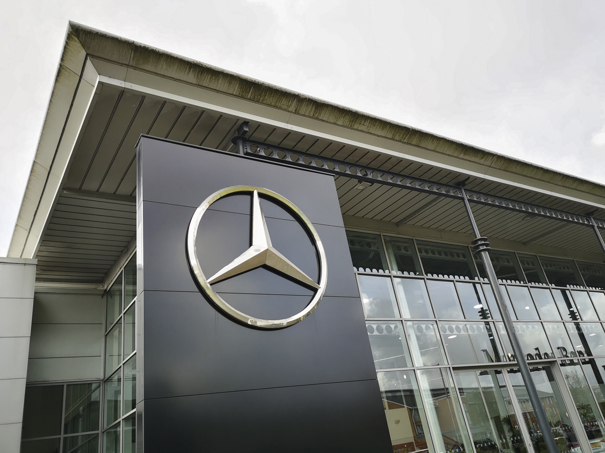 Mercedes-Benz bereikt weerstand, na uitbraak 18% upside