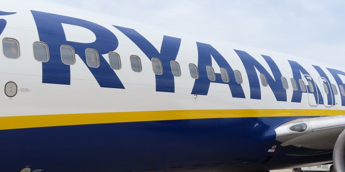 Ryanair schrijft nog nipt rode cijfers