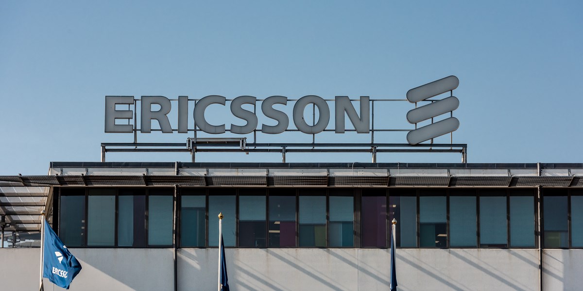 Ericsson ziet winst bijna halveren