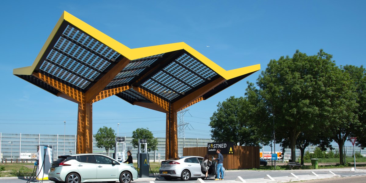 Fastned opent grootste snellaadstation in Nederland