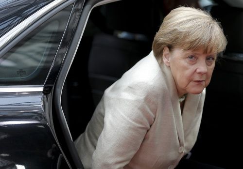 Merkel wil eerst Grieks referendum afwachten