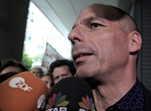 Varoufakis verbindt lot aan referendum