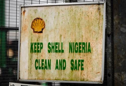 'Menigte bestormt installatie Shell Nigeria'