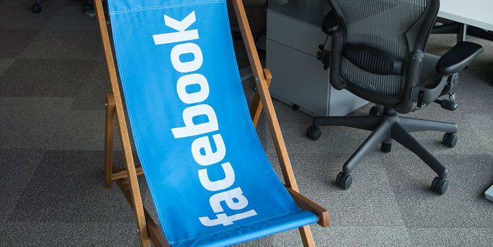 Facebook fors lager op rood Wall Street