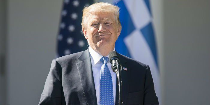 Trump roept noodtoestand uit voor bouw muur