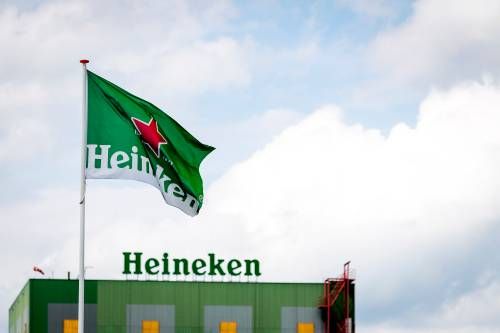 Heineken trekt vooruitzichten in na daling bierverkoop