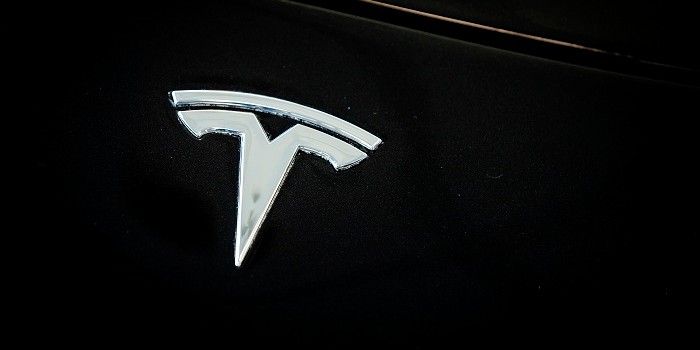 Tesla hoger op afwachtende beurzen New York