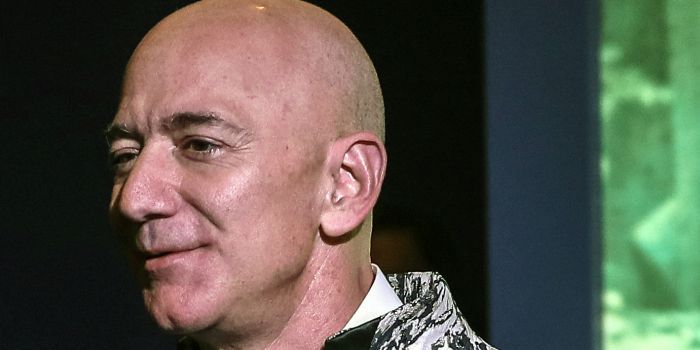 Topman Jeff Bezos doet stapje terug bij webwinkelconcern Amazon