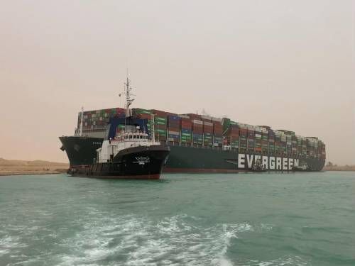 Tien sleepboten proberen schip in Suezkanaal vlot te trekken