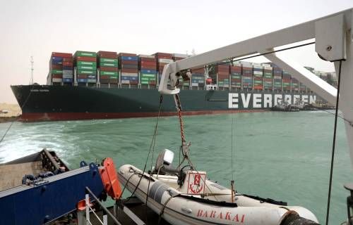 Schip blijft vastzitten in Suezkanaal, losmaken kan lang duren