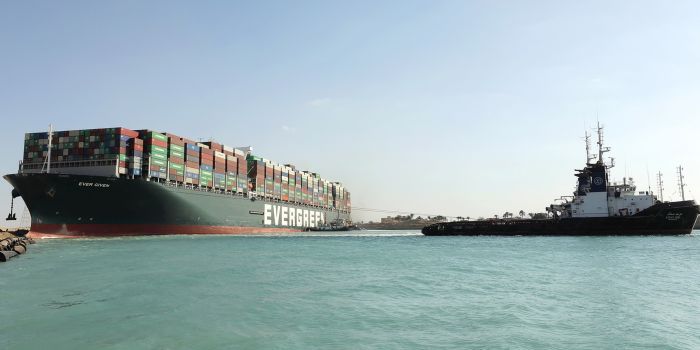 Schip Suezkanaal beweegt, maar 'niet te vroeg juichen'