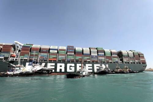 Vastgelopen containerschip Suezkanaal los, verkeer weer op gang